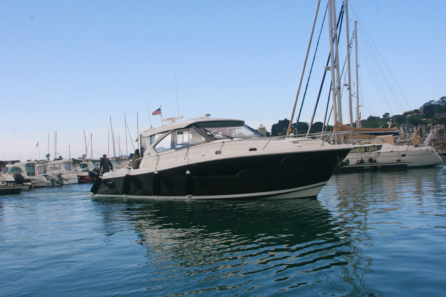 Livraison du tout premier PURSUIT OS 445 à St Quay px